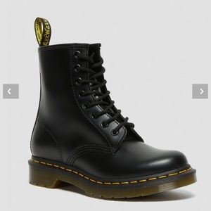 🎱 DR MARTENS SMOOTH LEATHER BOOTS 🎱
